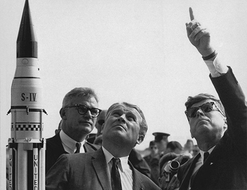Wernher von Braun Explaining Saturn Launch System to US President 
John F. Kennedy at Cape Canaveral, 1963. Courtesy of Wikimedia Commons.
